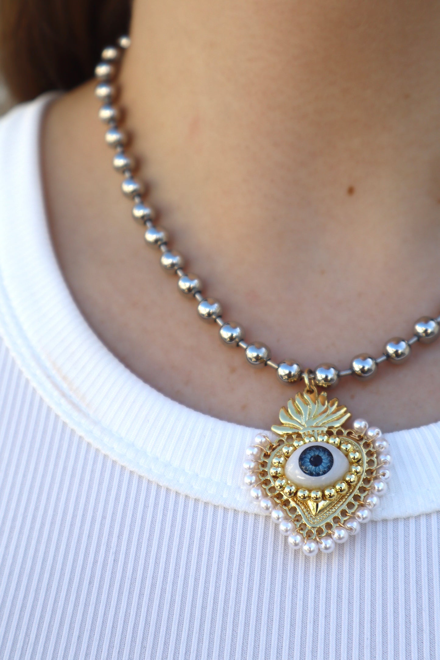 Silver pearl necklace