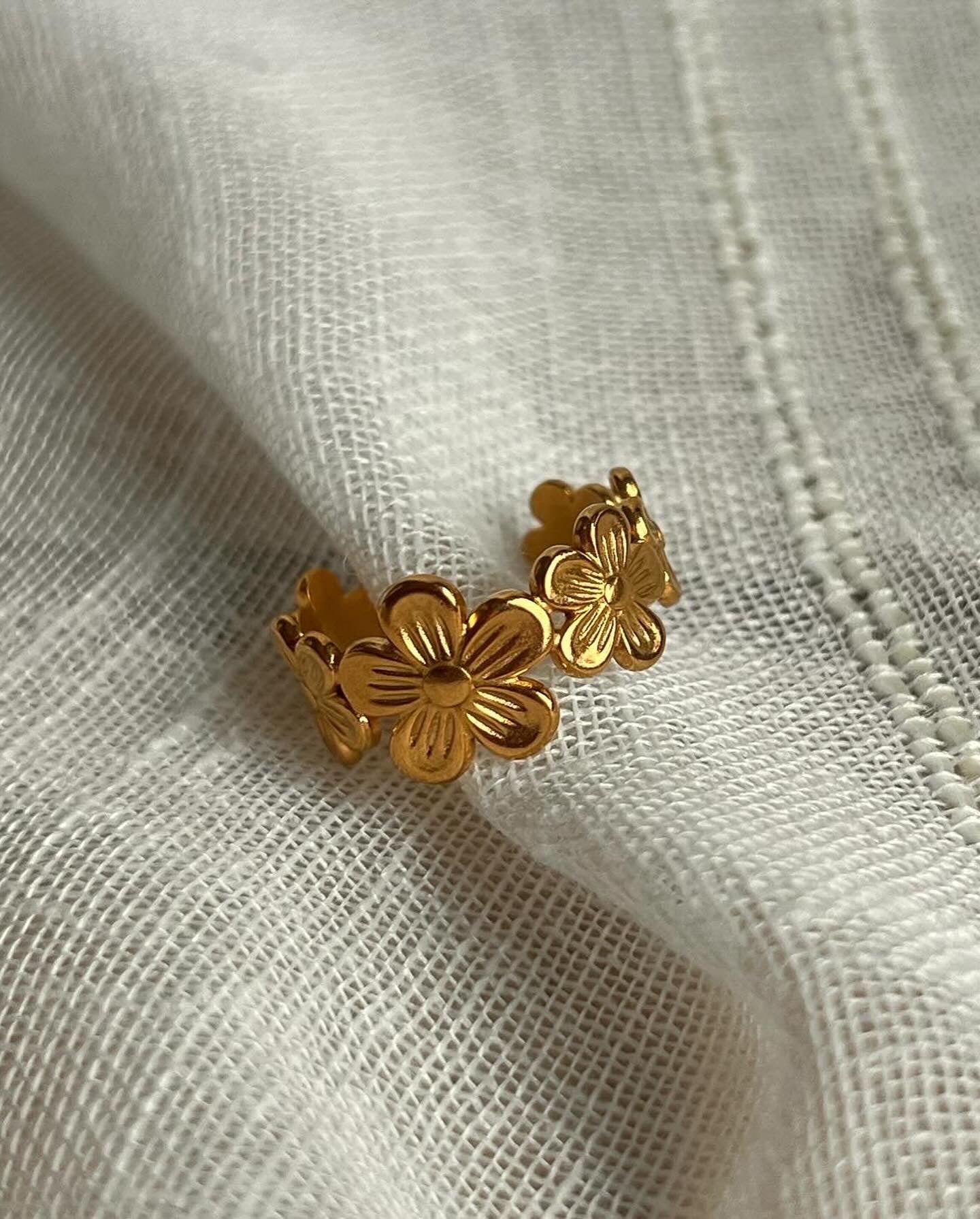 Daisy ring