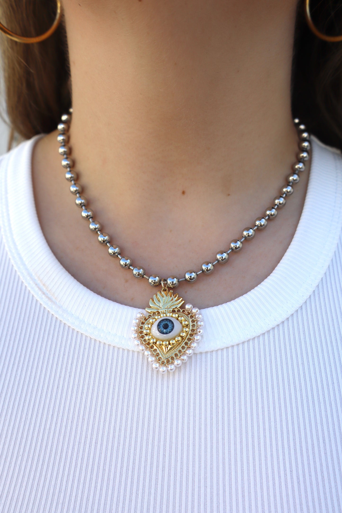 Silver pearl necklace